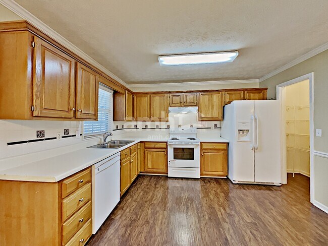 Building Photo - 2044 Lakeland Dr