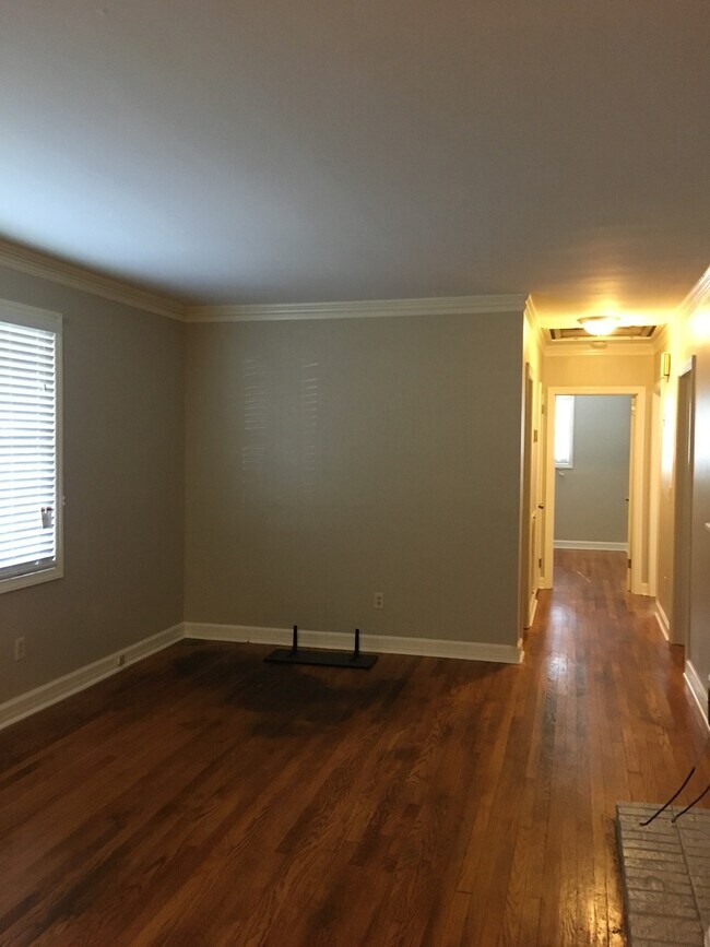 Building Photo - 3 bed room / 1 bath brick ranch in Pleasan...
