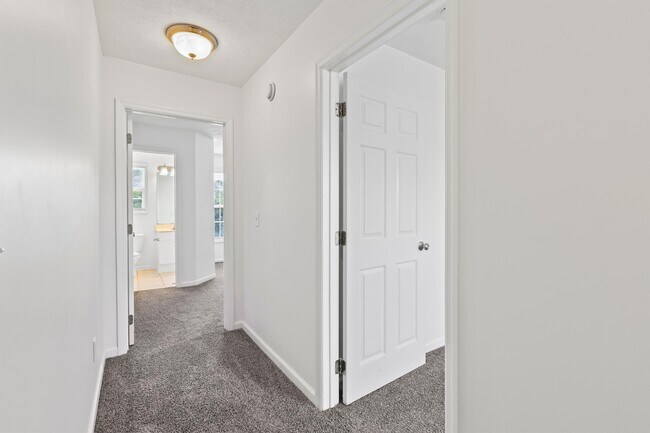 Building Photo - 1477 N Donahue Dr