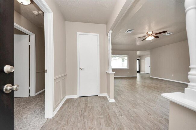 Foto del edificio - 23223 Canyon Lake Dr