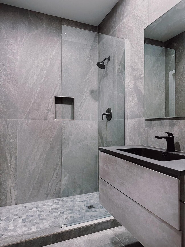 Building Photo - 854 W 13th Ave