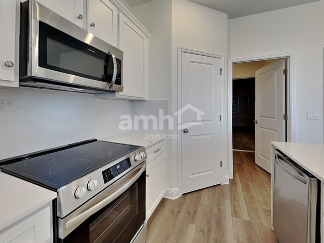 Building Photo - 5928 Sycamore Pl St