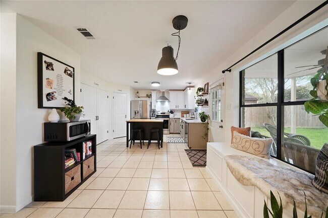 Foto del edificio - 909 N Rivershire Dr