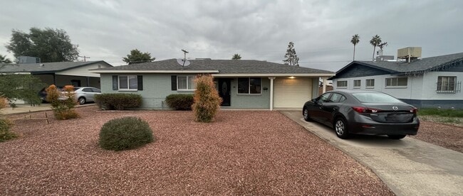 Patio delantero y garaje - 2118 W Glenn Dr