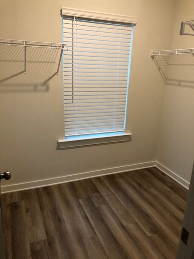 Building Photo - Beautiful Townhome in Athens!