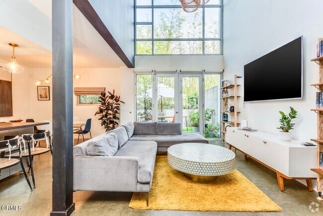 Building Photo - 4111 Sunset Blvd