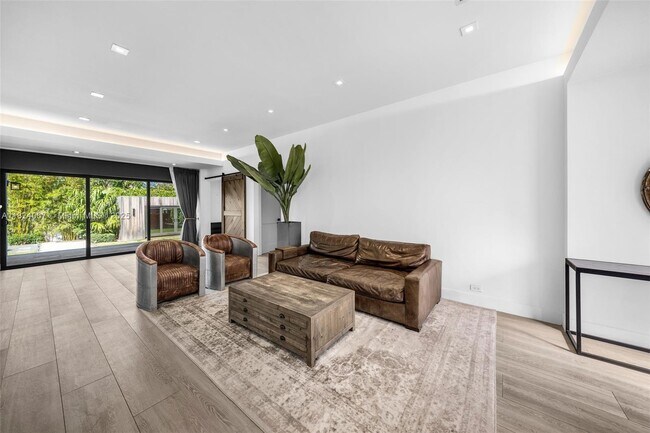Foto del edificio - 861 NE 74th St