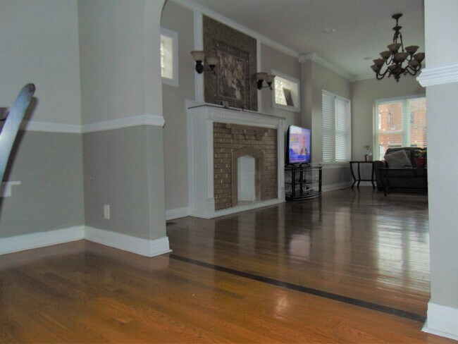 Building Photo - 5737 S Artesian Ave