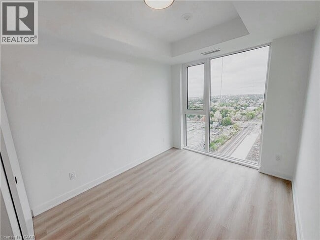 Building Photo - 25 Wellington St S