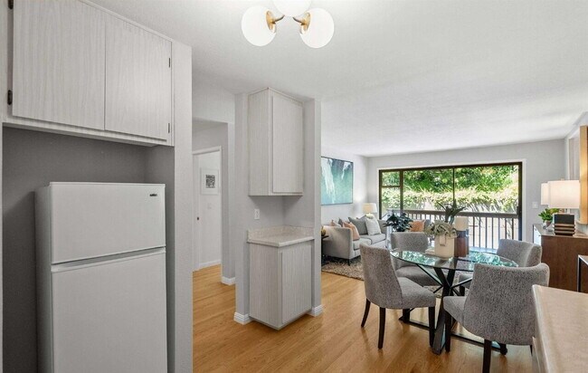 Foto del edificio - "Chic 1-Bedroom Gem with Elegant Finishes & Central Vacuum on Monterey Blvd!"