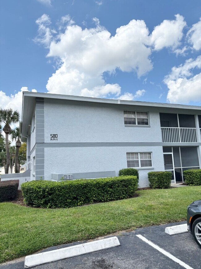 Building Photo - Quant Silver Downs Condo