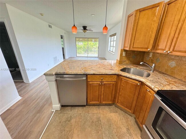 Foto del edificio - 1400 NE 57th St