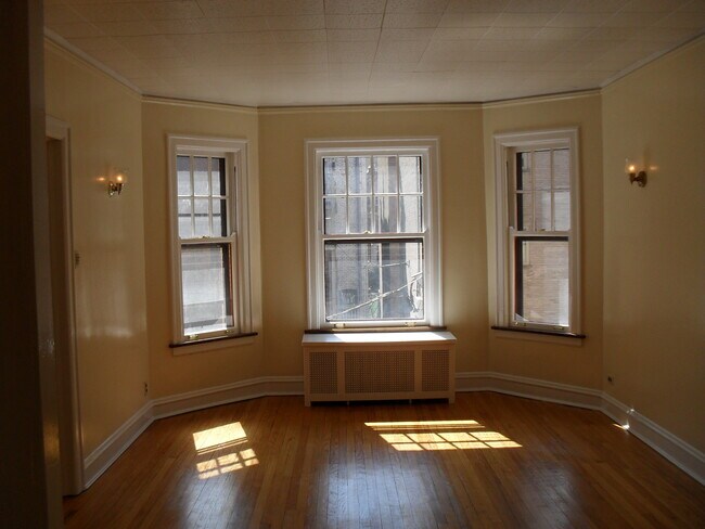 living room - 5717 N Winthrop Ave