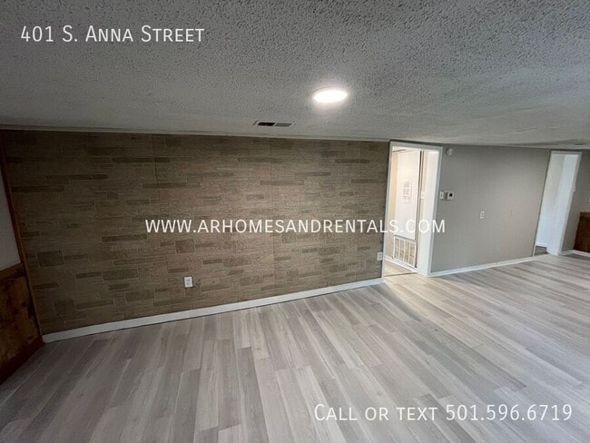 Building Photo - 401 S Anna St