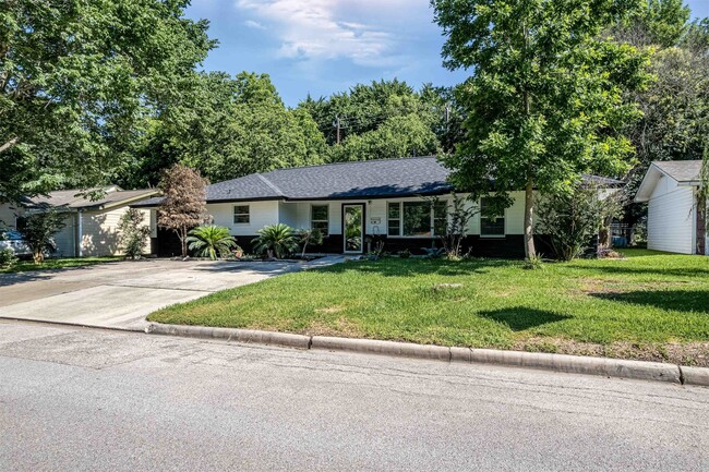 Building Photo - 608 W Lobit Ave