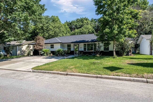 Foto del edificio - 608 W Lobit Ave