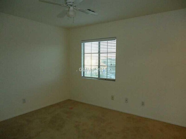 Building Photo - Huge 3 Bedroom + Loft!
