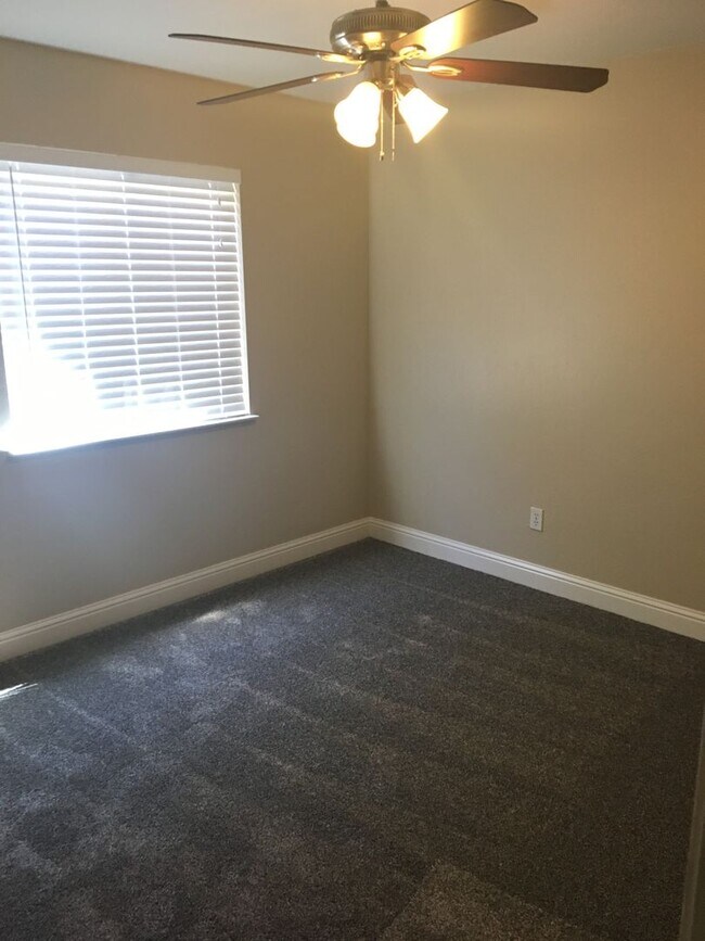 Foto del edificio - 3+2 NW Hageman & Jewetta Area $2150+ $2150 Deposit