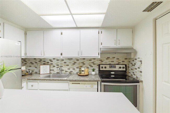 Building Photo - 6530 Lake Patricia Dr