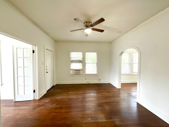 Foto del edificio - *MOVE IN SPECIAL* 1 Bedroom 1 Bath with Original Hardwood Flooring!