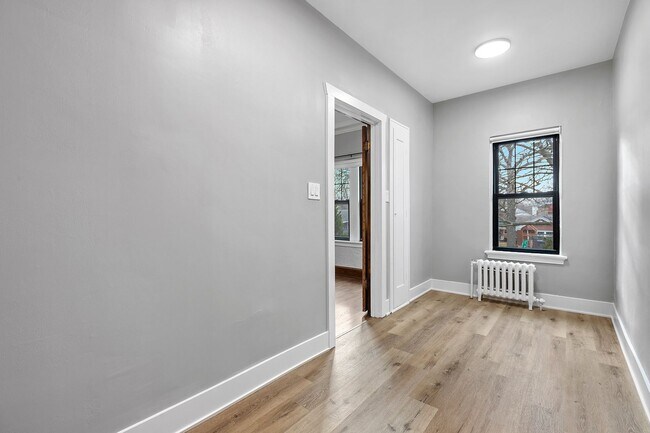 Foto del edificio - Newly Remodeled Vintage Charm with 21st Century : Move In Special for June 2025 $1,070.00