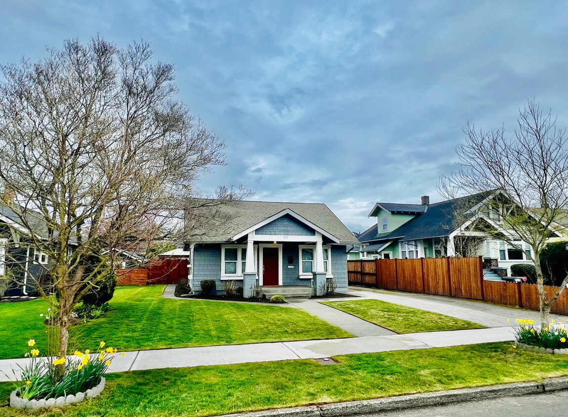 Primary Photo - 717 Sumner Ave