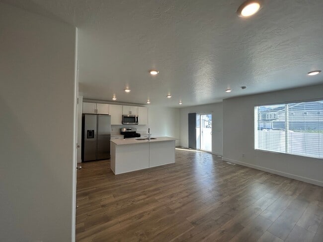 Building Photo - 3 Bedroom 2.5 Bathroom Townhome in Spanish...
