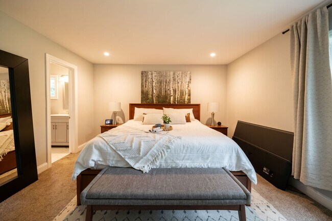 Foto del edificio - Fantastic and updated 4 bedroom home in Au...