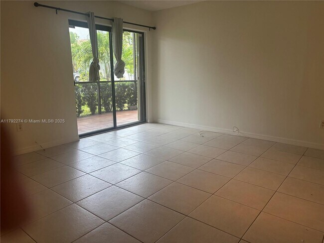 Foto del edificio - 771 NE 199th St