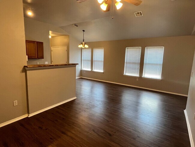 Building Photo - Charming 3 Bed 2 Bath Duplex! Close to OU!!