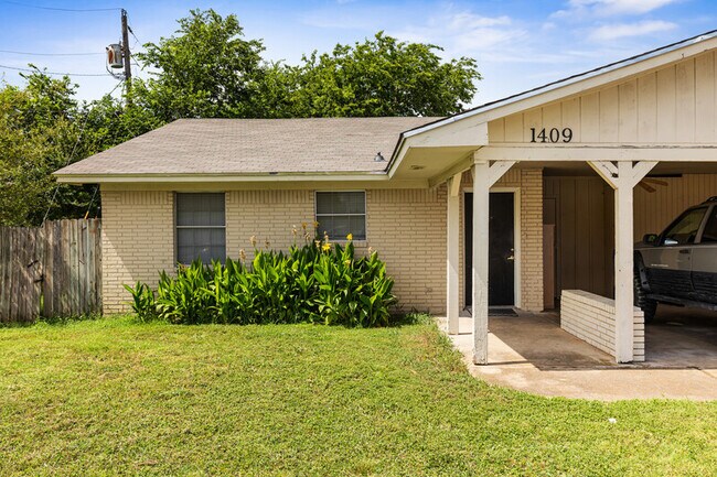 Building Photo - 1409 Paseo Del Oro