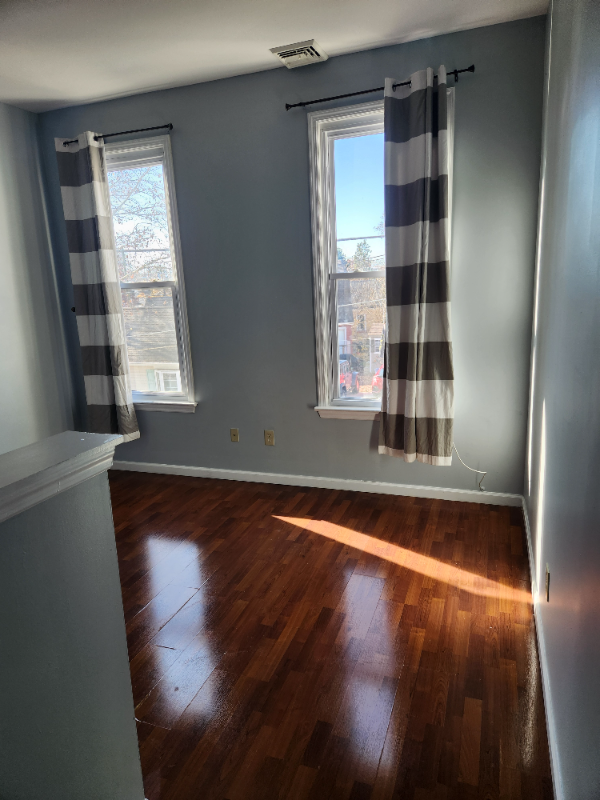 Building Photo - 331 Borden St