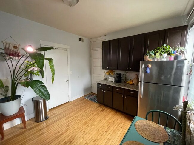 Foto del edificio - 1328 N Campbell Ave