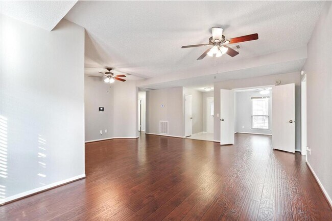 Building Photo - 9302 Palm Shores Dr