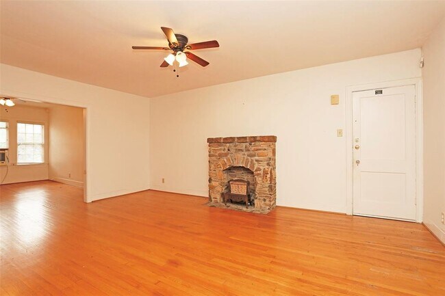 Building Photo - 5602 Chaucer Dr