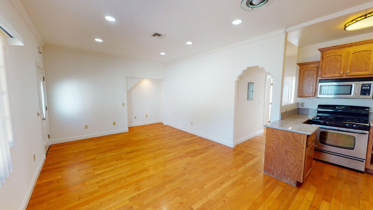 Foto principal - LARGE 2 BEDROOM AVAILABLE