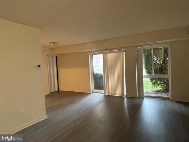 Foto del edificio - Charming Edsall Bluff Condo: Your Alexandria Oasis