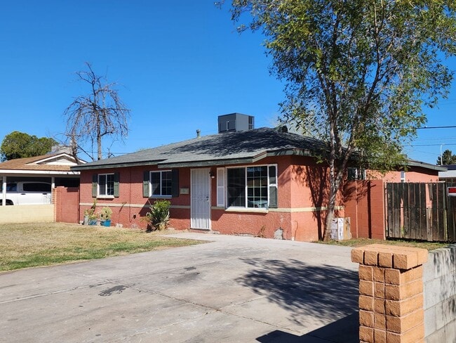 Building Photo - 3 Bedroom in Phoenix!