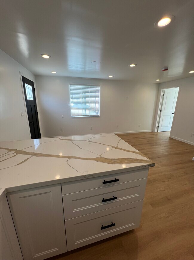 Foto del edificio - 1553 W 106th St