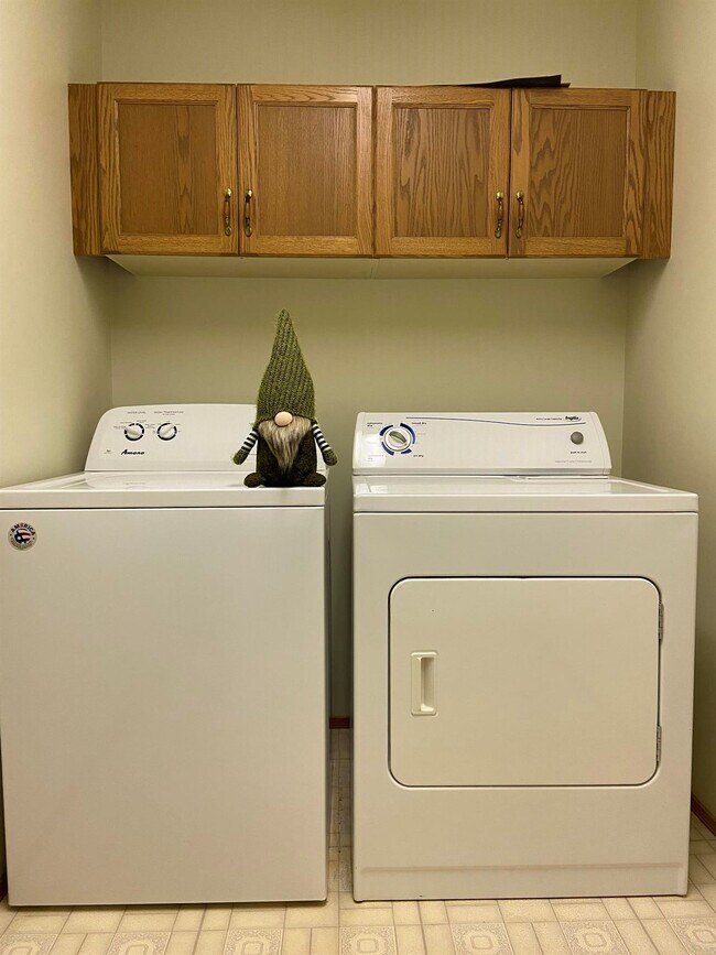 Photo du bâtiment - 2 Bed 1 Bath Unit in Red Deer, AB