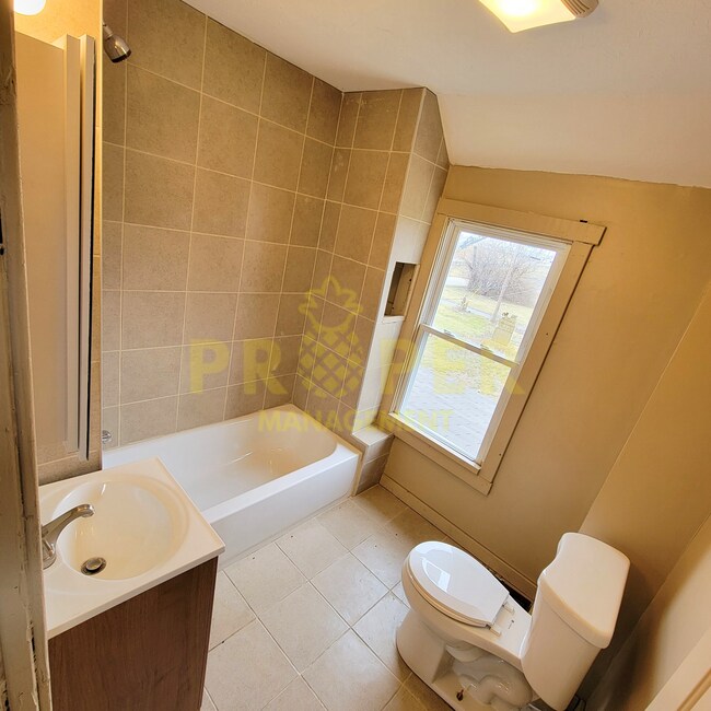 Building Photo - Everything is new in this 3 bed 1 Bath Day...