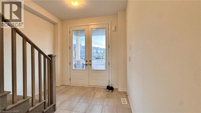 Building Photo - 99 Crossmore Cres