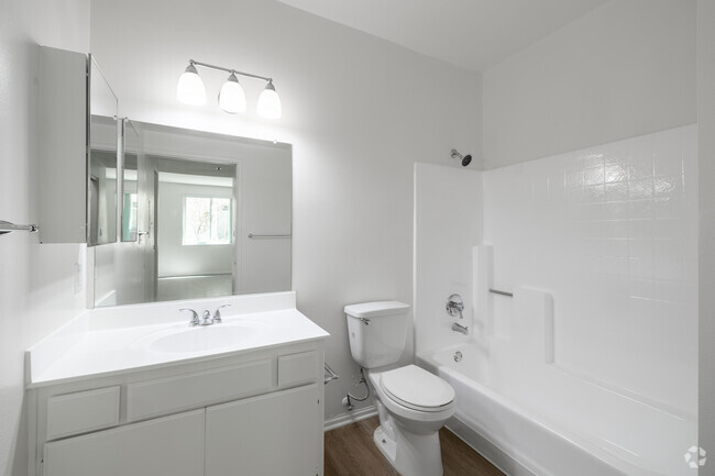 2BR, 2BA - 960SF - Bathroom - Archview Apartments