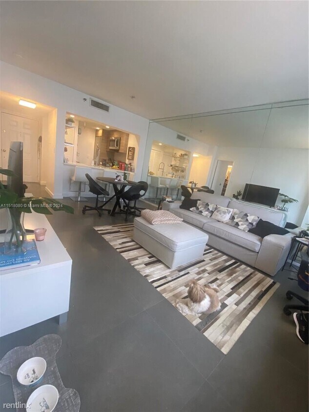 Primary Photo - 1 br, 1.5 bath Condo - 540 Brickell Key Dr...