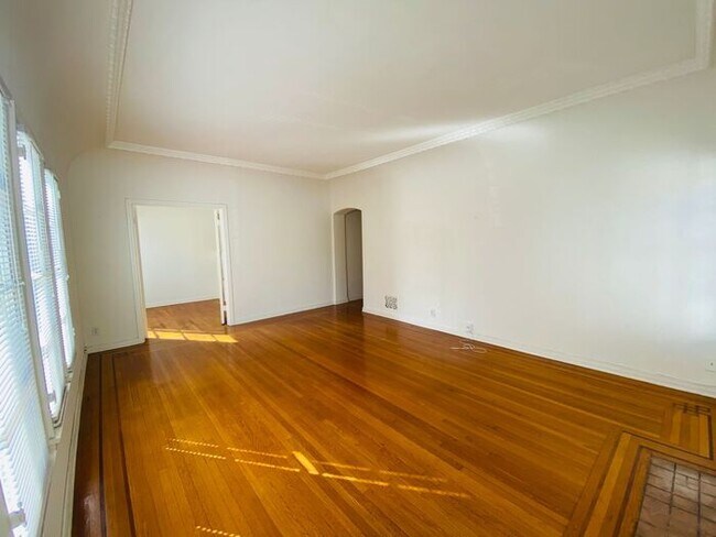 Foto del edificio - HUGE Miracle Mile Apt with Original Charm