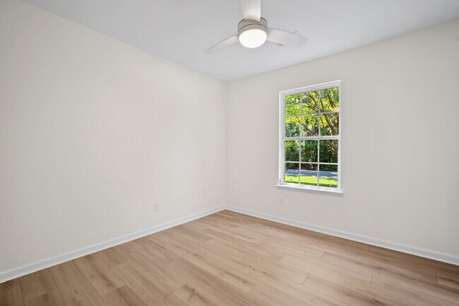Building Photo - 3 Bedrooms, 2 baths, with single car garage