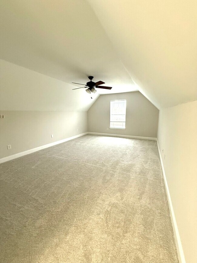 Building Photo - Special!! $500.00 off first months rent if...