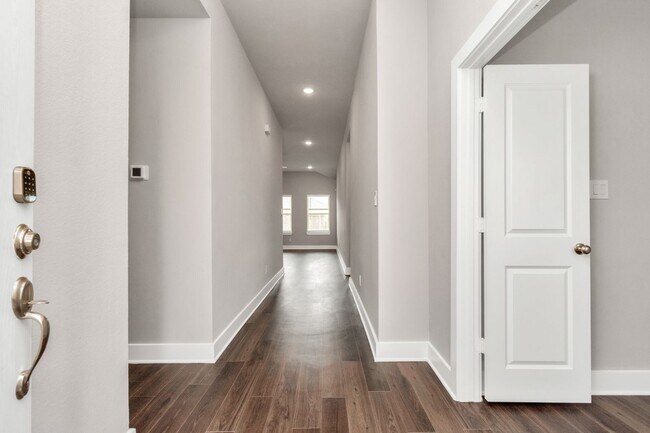 Foto del edificio - Welcome to the Drake – Where Comfort Meets Elevated Living