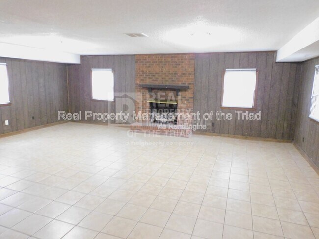Foto del edificio - 284 Longmeadow Dr