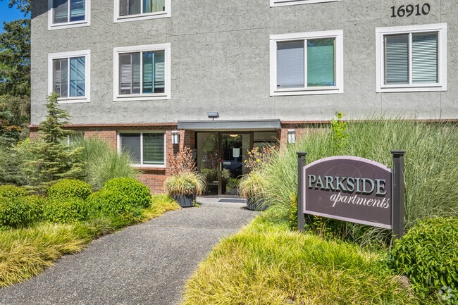 Building Photo - Quiet Family-Friendly Living In Downtown R...